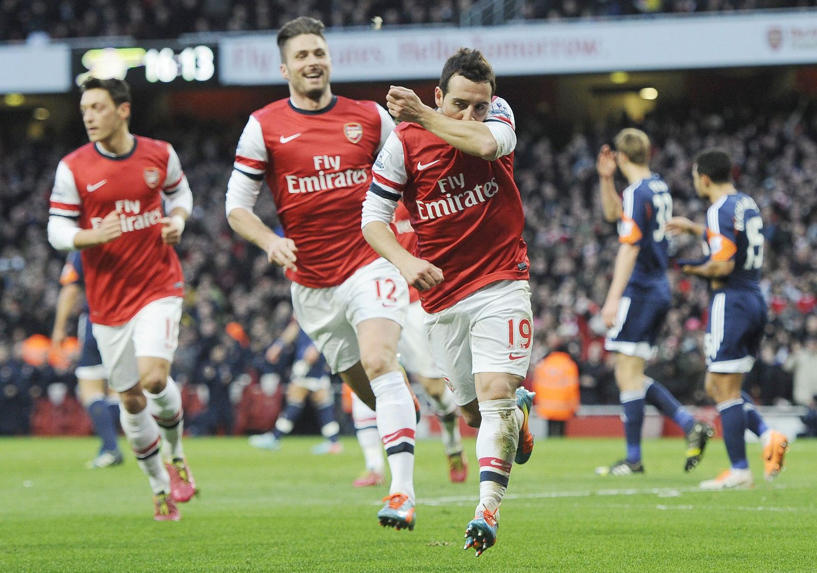 Santi Cazorla celebra uno de sus dos goles frente al Fulham.