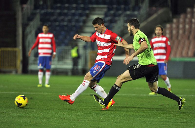 "Piti" (i), disputa un balón con el defensa de Osasuna, Marc Beltran, durante el encuentro.