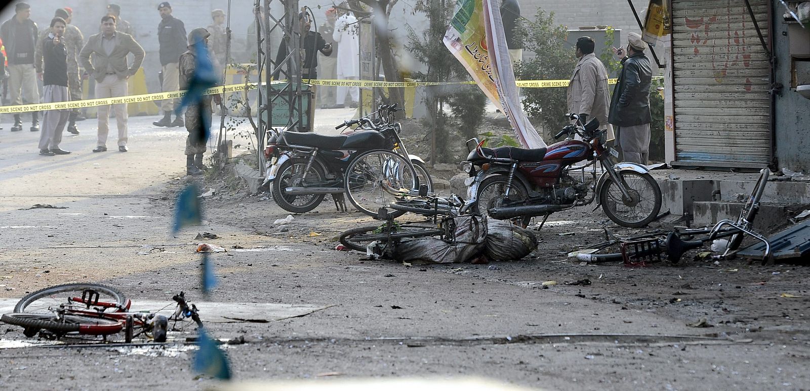 Soldados inspeccionan el lugar de la explosión en Rawalpindi, Pakistán