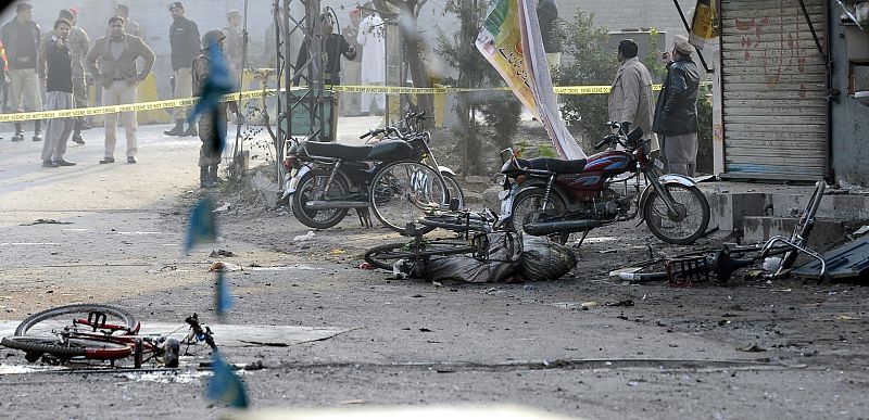 Soldados inspeccionan el lugar de la explosión en Rawalpindi, Pakistán