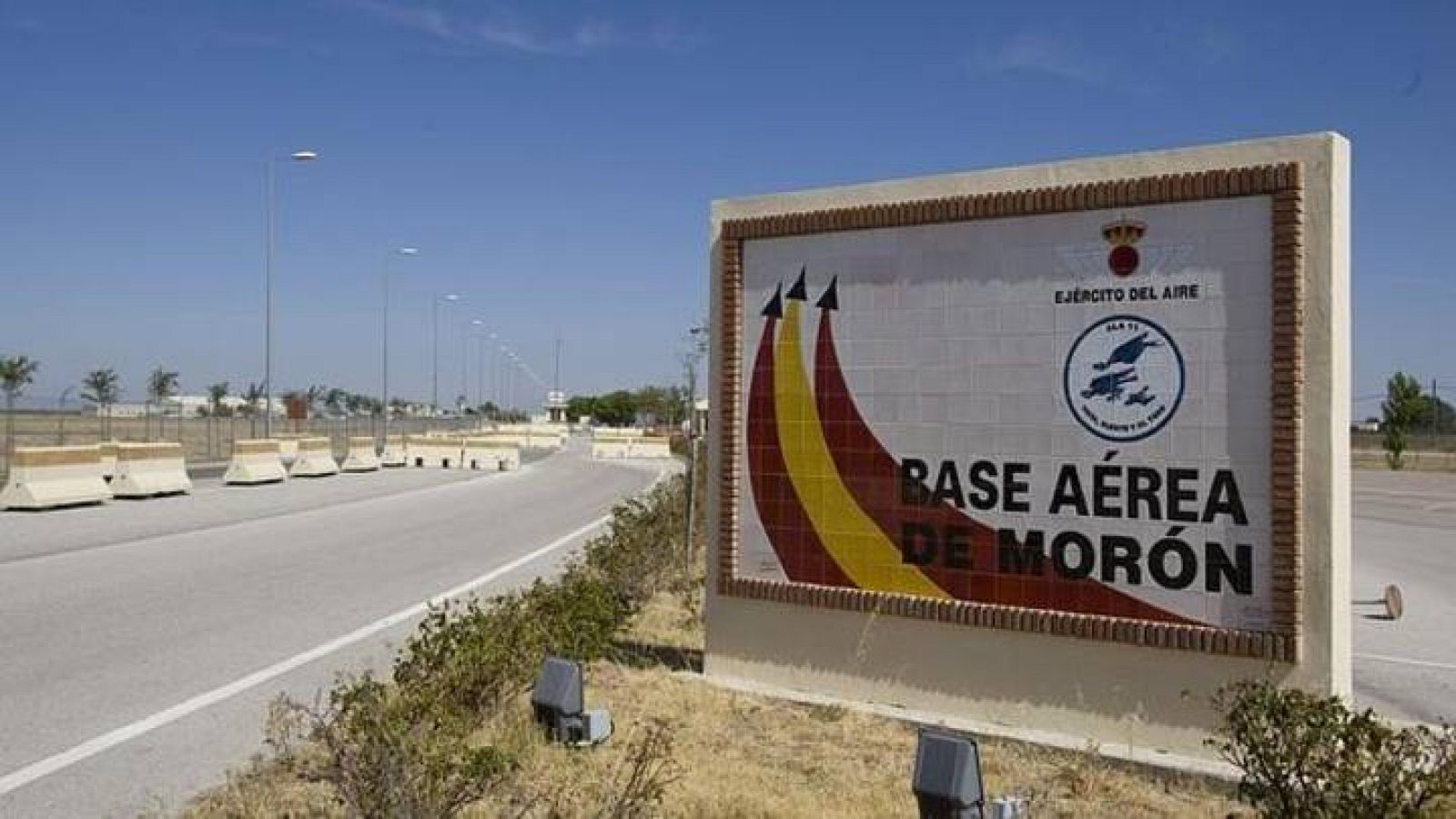 Acceso a la base aérea de Morón de la Frontera
