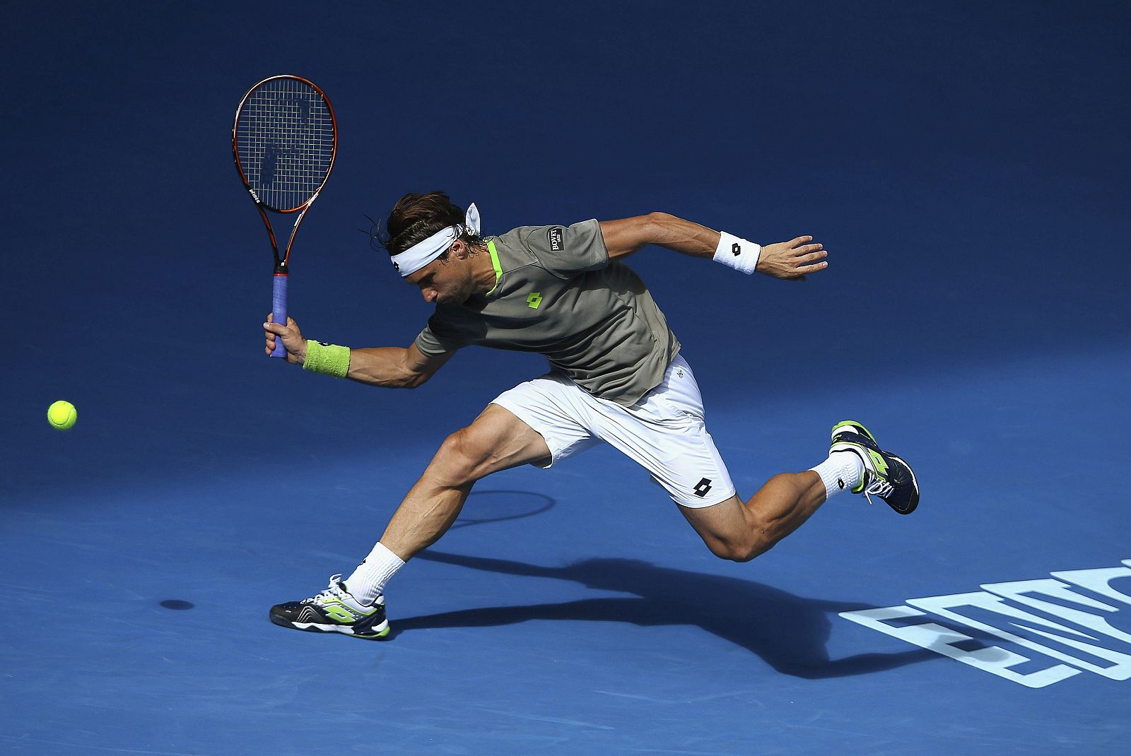 David Ferrer trata de devolver la bola al checo Tomas Berdych durante el partido.