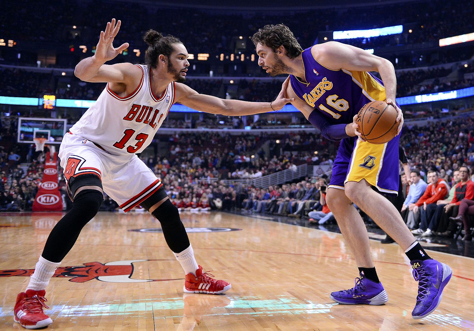 El español Pau Gasol trata de superar al francés Joakim Noah durante el partido.