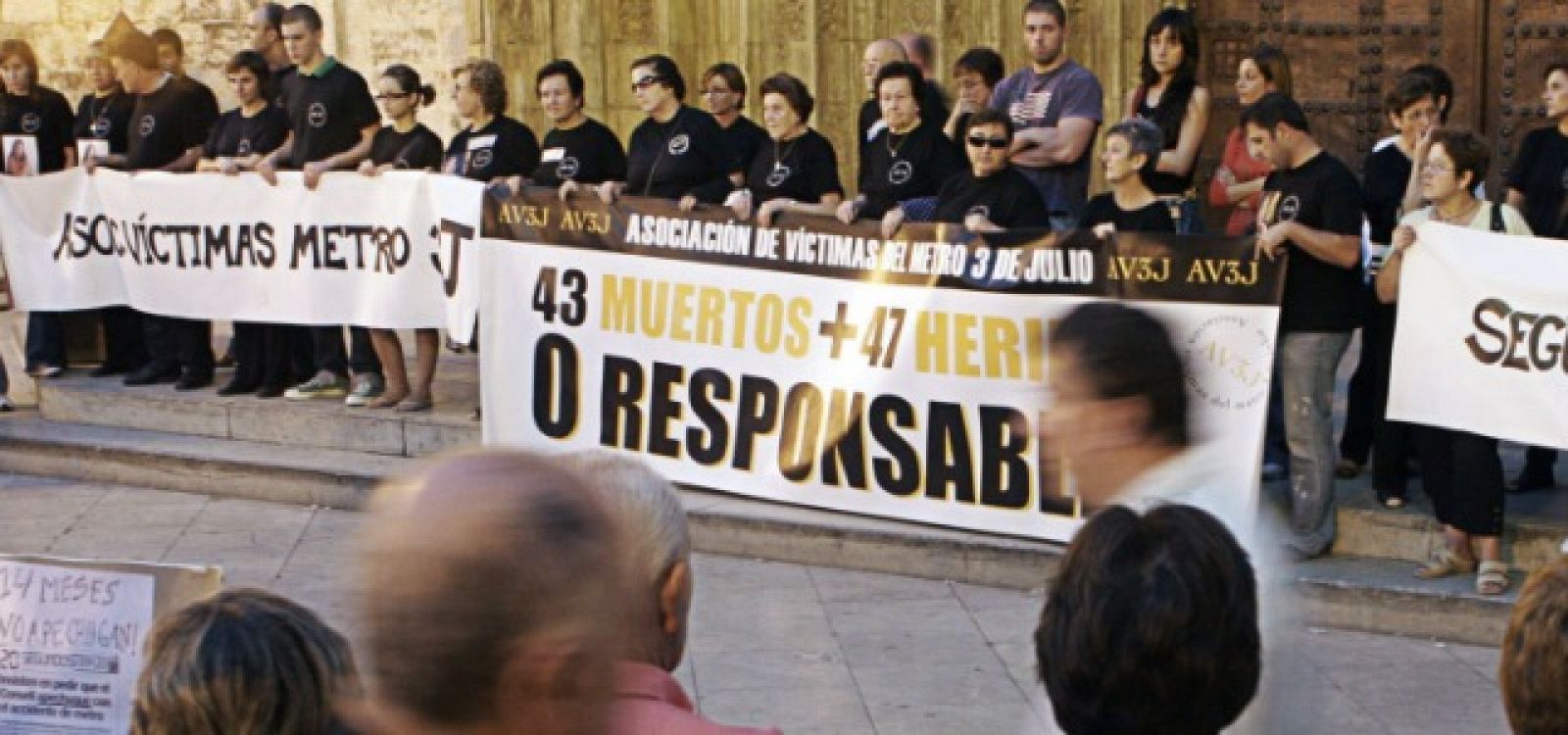 Concentración de la asociación de víctimas del Metro de Valencia.