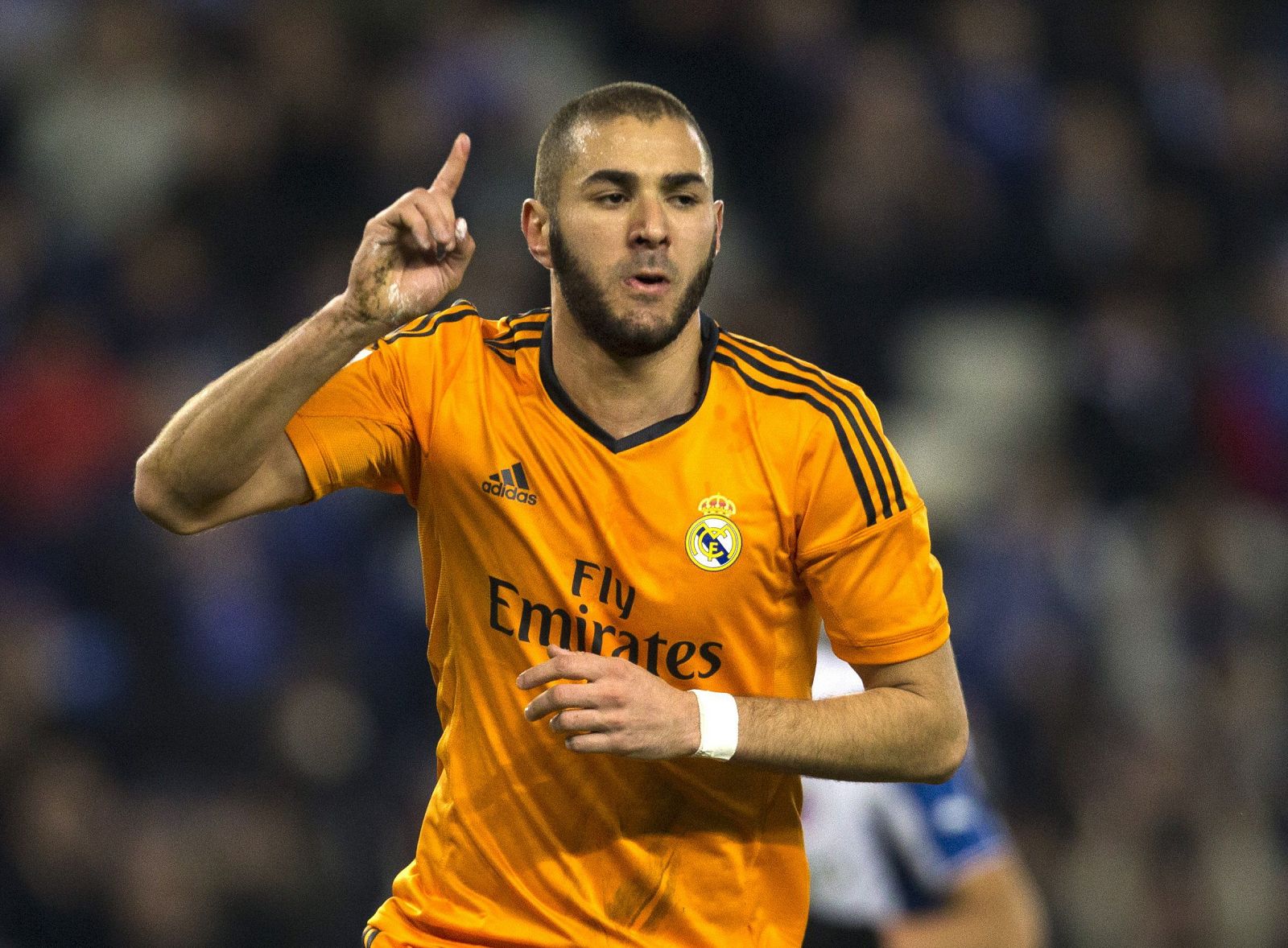 El delantero francés del Real Madrid Karim Benzemá, celebra su gol contra el Espanyol.