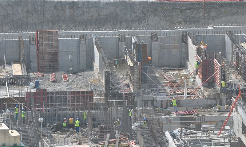 Trabajadores del consorcio Grupo Unidos por el Canal trabajan en Gatún, Ciudad de Colón (Panamá)