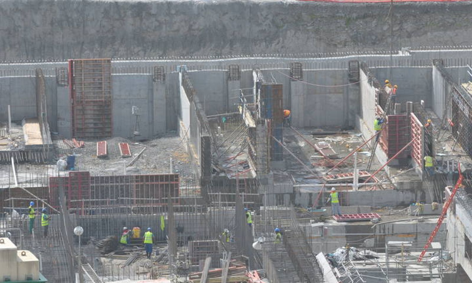 Trabajadores del consorcio Grupo Unidos por el Canal trabajan en Gatún, Ciudad de Colón (Panamá)