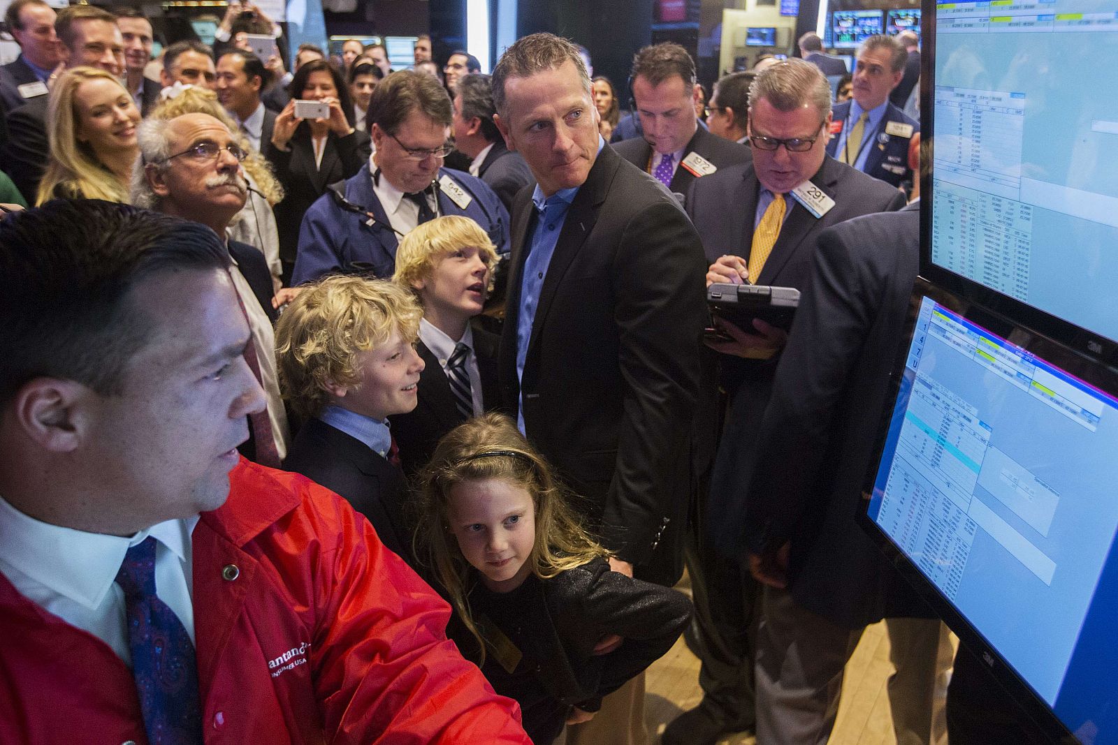 El presidente y consejero delegado de Santander Consumer USA, Thomas G. Dundon, observa con su familia el debut de la compañía en la Bolsa de Nueva York