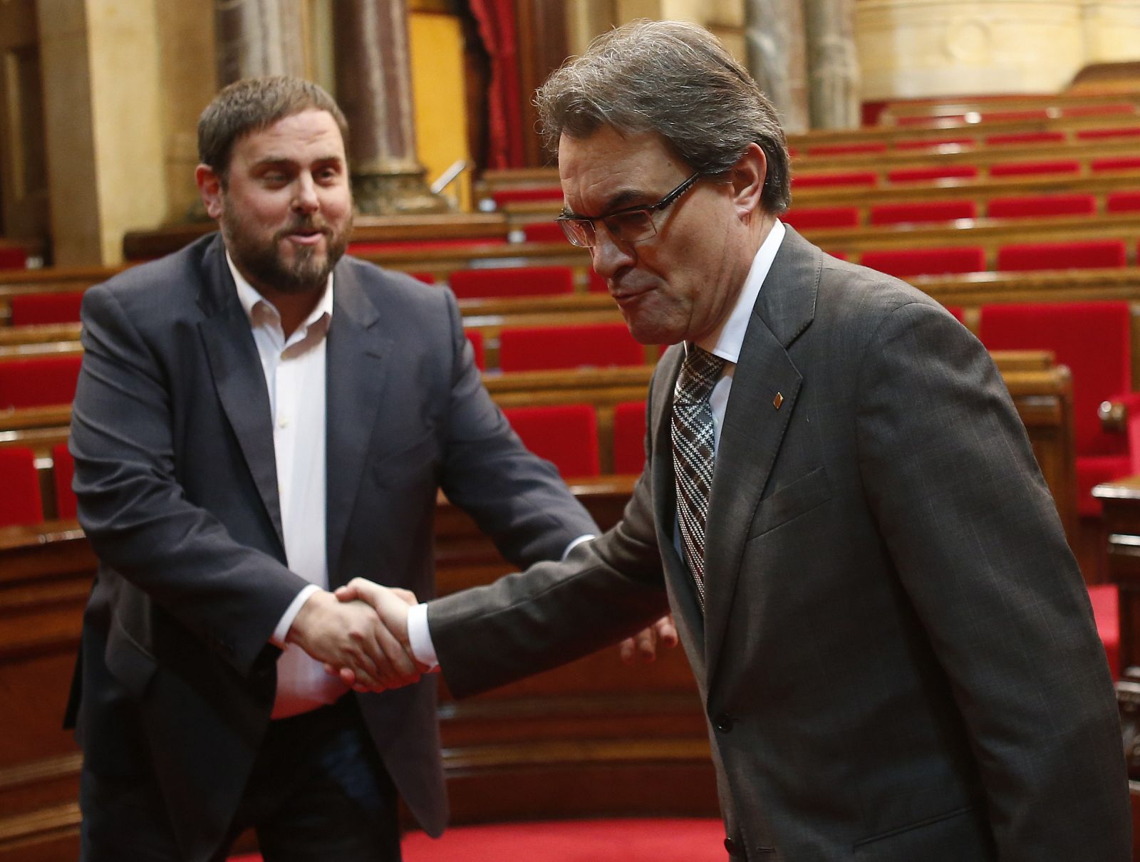 Oriol Junqueras estrecha la mano de Artur Mas tras aprobar la solicitud de la competencia para convocar la consulta soberanista.