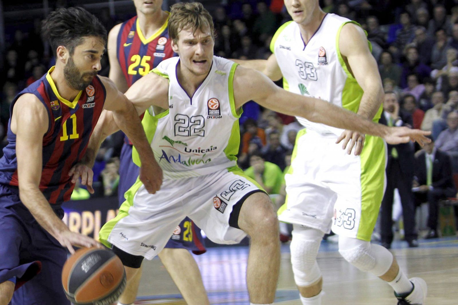 El escolta del FC Barcelona, Juan Carlos Navarro intenta avanzar ante el escolta esloveno del Unicaja Zoran Dragic.