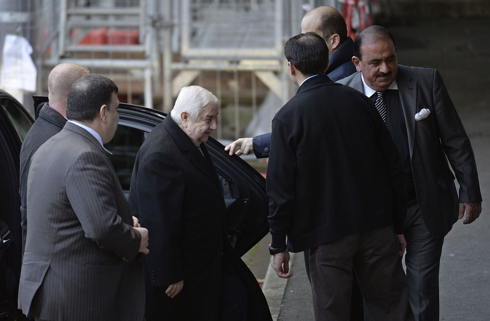 El ministro sirio de Exteriores, Walid al Mualem, llega a la sede de la ONU en Ginebra para encontrarse con el mediador Lajdar Brahimi