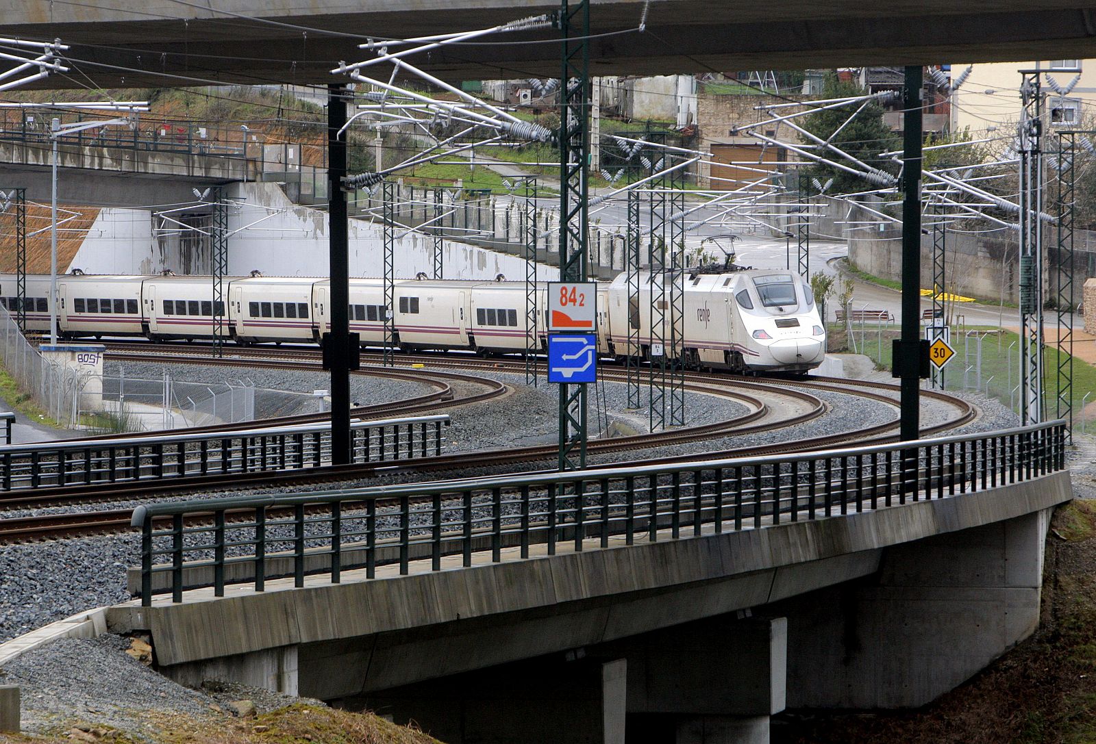 Un tren Alvia a su paso esta mañana por la curva de A Grandeira, en las proximidades de Santiago