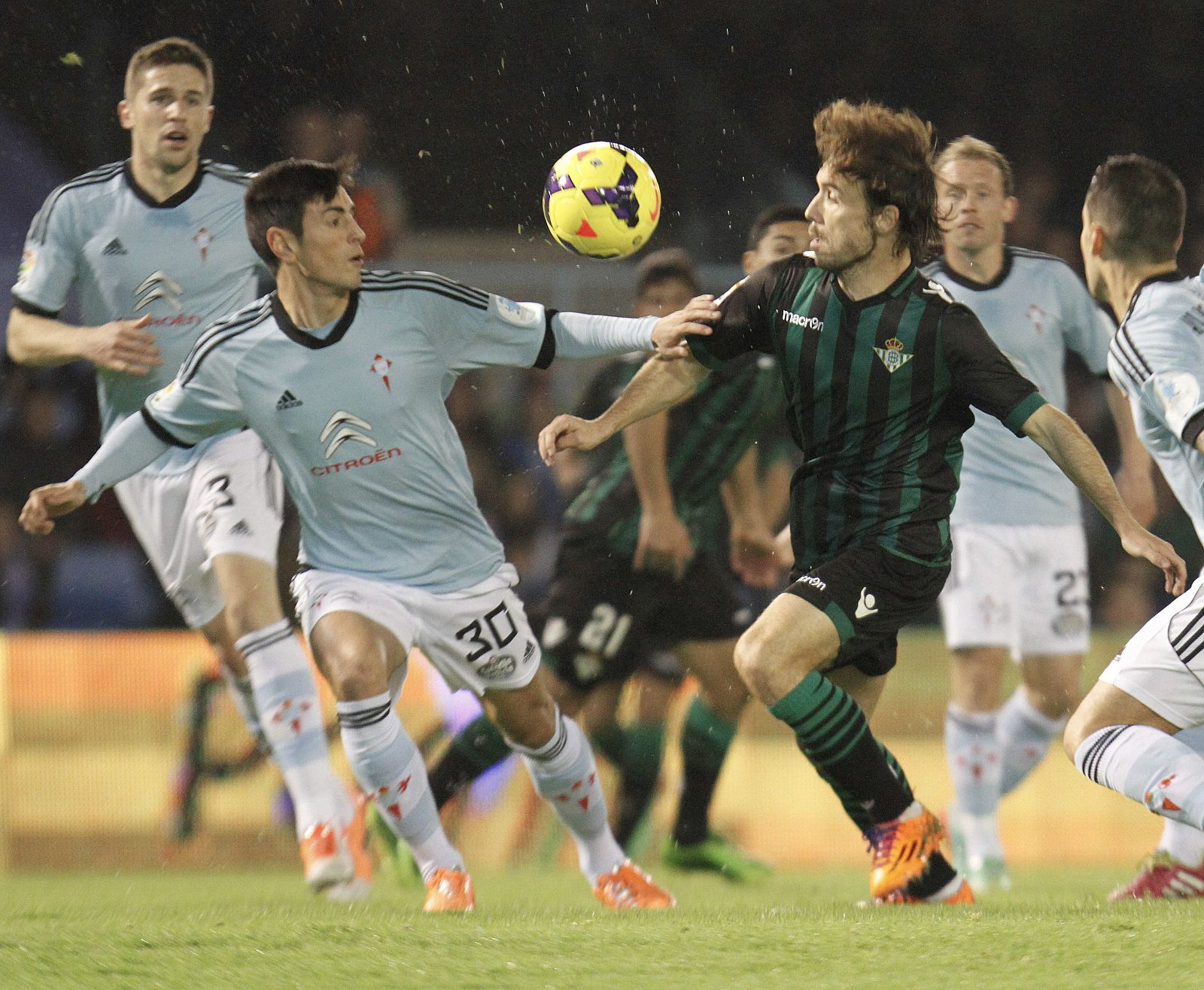 El defensa del Celta de Vigo David Costas y el centrocampista del Betis Joan Verdú.