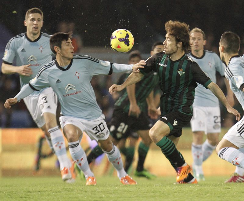 El defensa del Celta de Vigo David Costas y el centrocampista del Betis Joan Verdú.