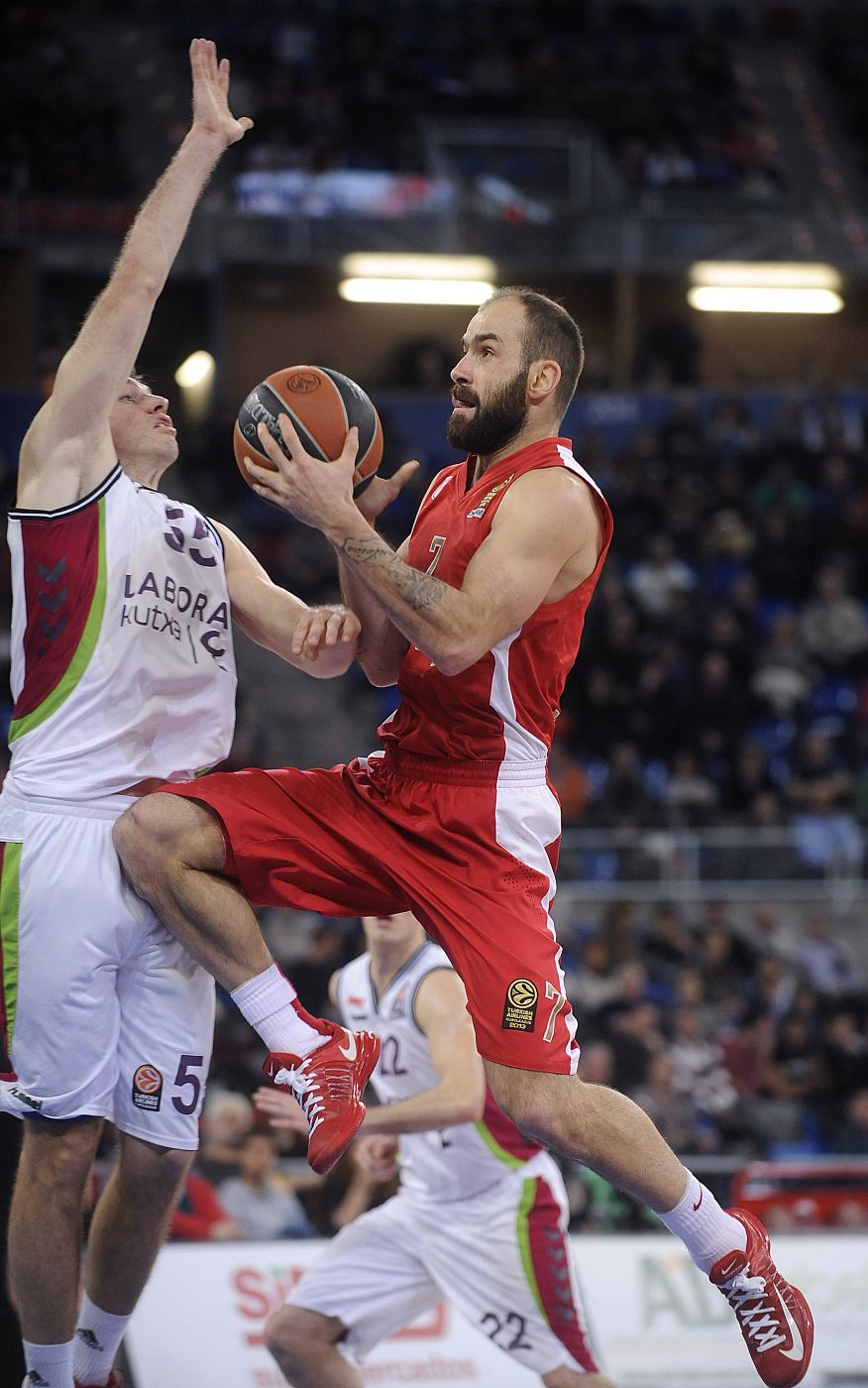 Spanoulis entra a canasta ante la defensa de Causeur.