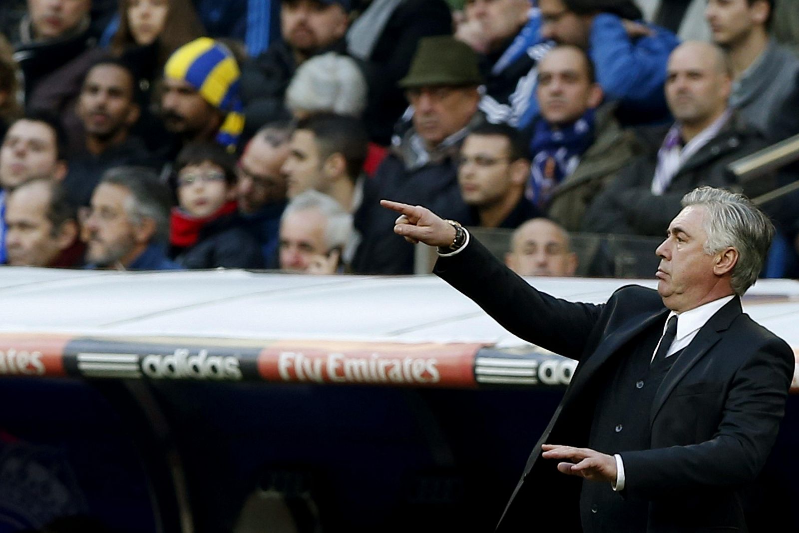 El técnico italiano del Real Madrid, Carlo Ancelotti, da instrucciones a sus jugadores.