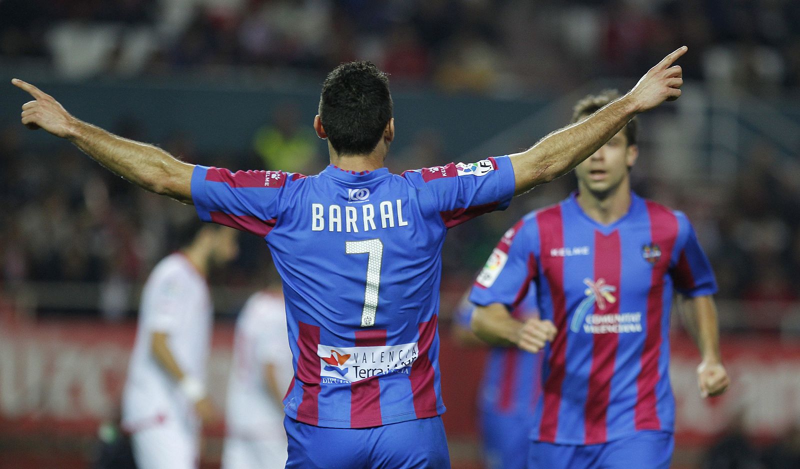 El delantero del Levante UD, David Barral, celebra su gol