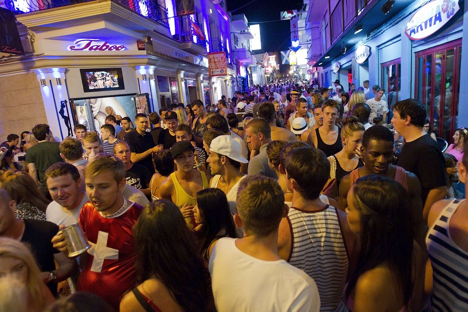 Una calle con locales de ocio nocturno en la isla de Ibiza