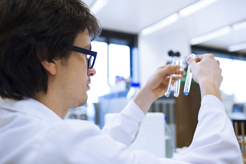 Un joven investigador en un laboratorio.