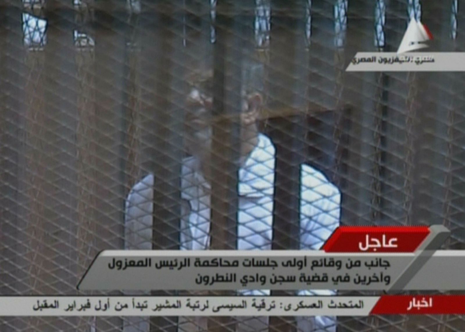 Imagen tomada de la televisión egipcia del presidente derrocado Mohamed Morsi en el juicio que se sigue contra él en El Cairo