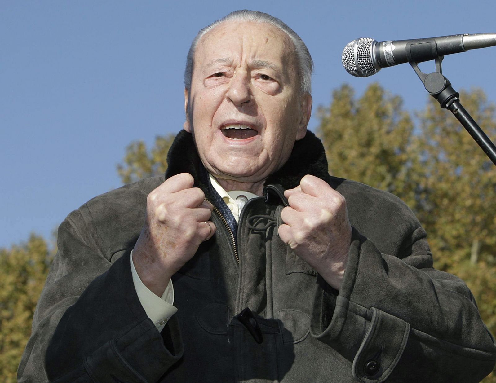 Blas Piñar en un homenaje a Franco en la plaza de Oriente de Madrid en 2007.