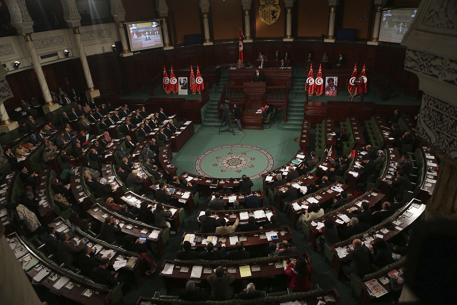 La Asamblea Constituyente aprueba o no la nueva formación de gobierno un día después de la firma de la nueva Constitución del país.