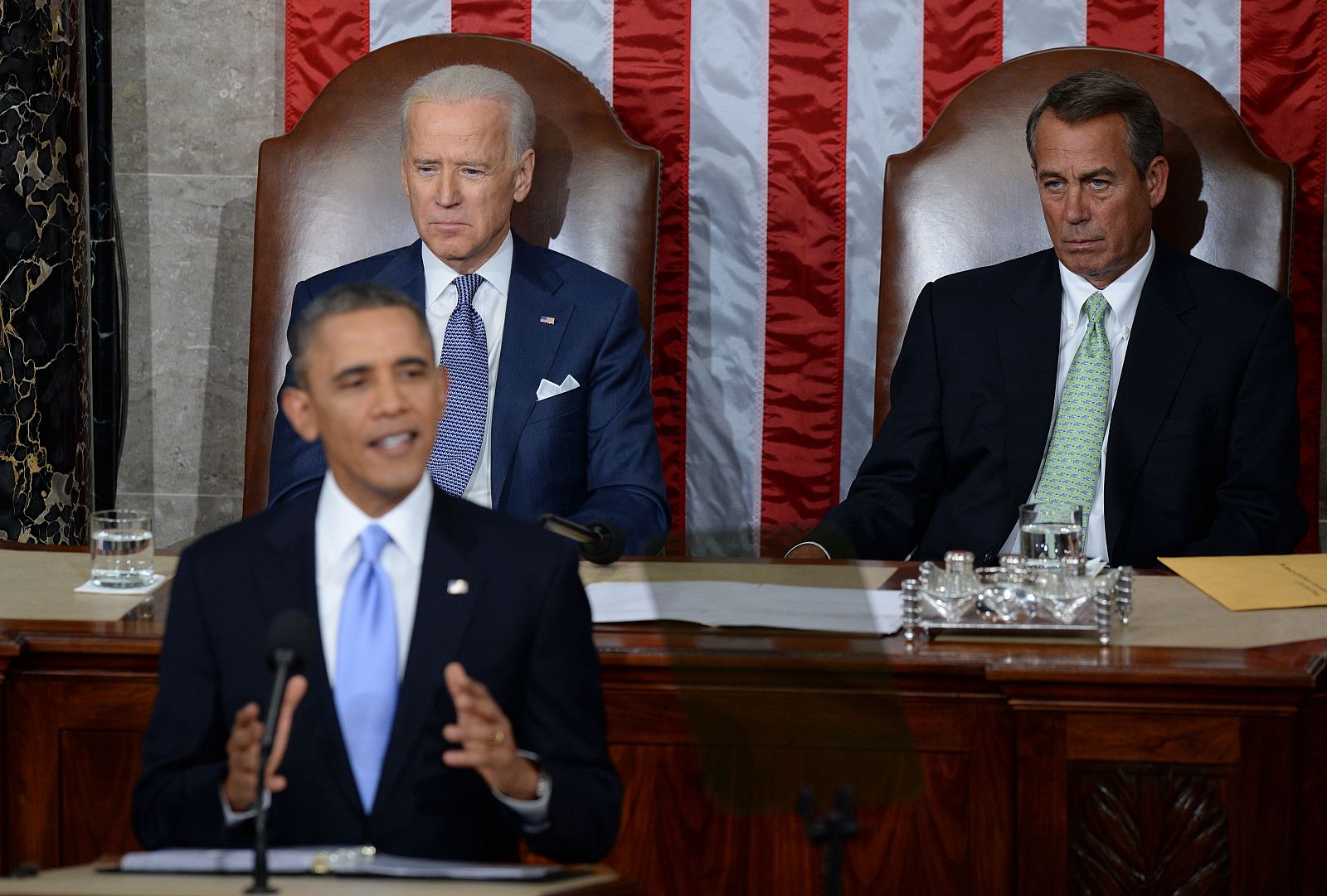 El vicepresidente de EE.UU., Joe Biden (izda) y el presidente de la Cámara de Representantes, John Boehner, escuchan el discurso de Obama