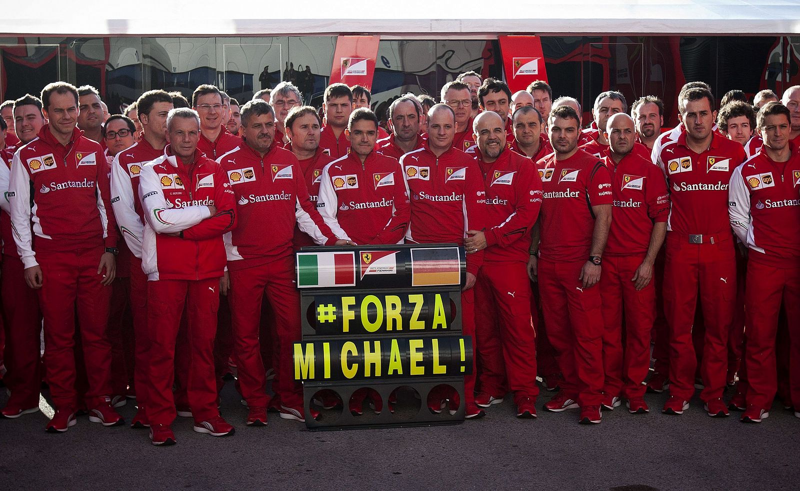 EL EQUIPO TÉCNICO DE FERRARI ANIMA A SCHUMACHER