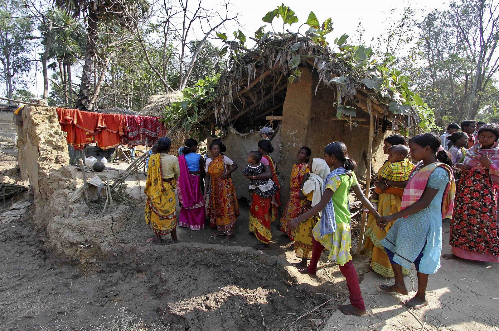 Habitantes del pueblo de Birbhum, en Bengala, India, donde se produjo la violación ordenada por un consejo tribal