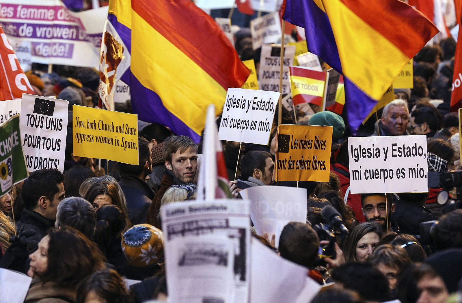Manifestación contra la reforma de la ley del aborto frente a la embajada española en Bruselas.