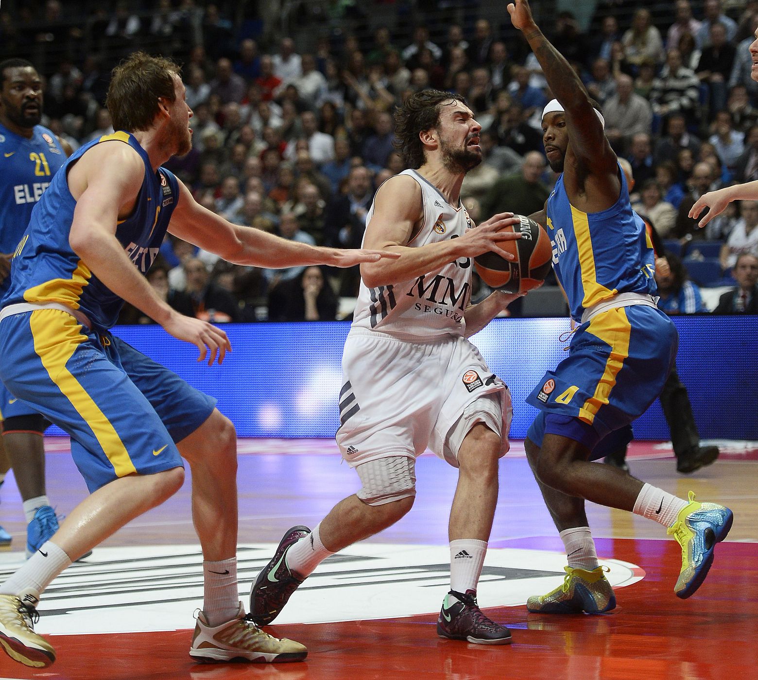 Sergio Llull entra a canasta en el partido contra Maccabi de Tel Aviv.