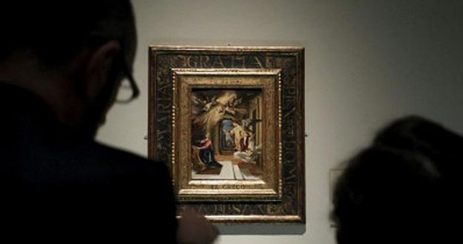 Dos personas contemplan 'La Anunciación' de El Greco.