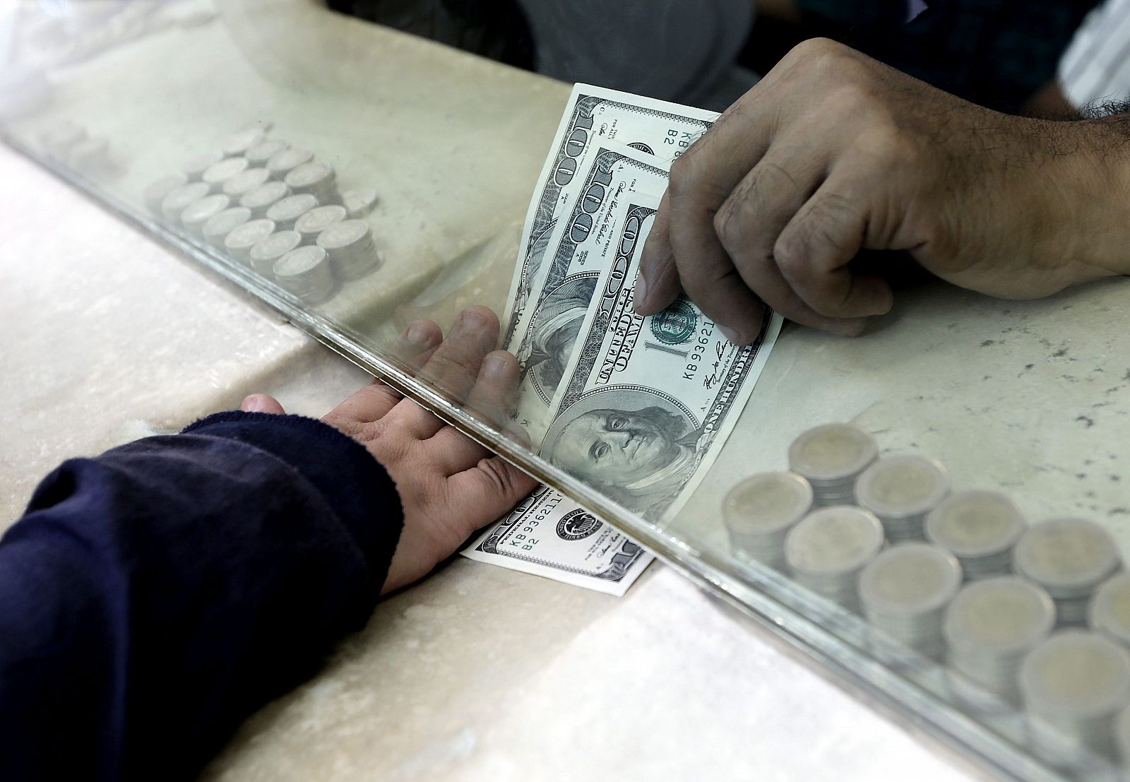 Cambio de moneda en una oficina de cambio de Turquía