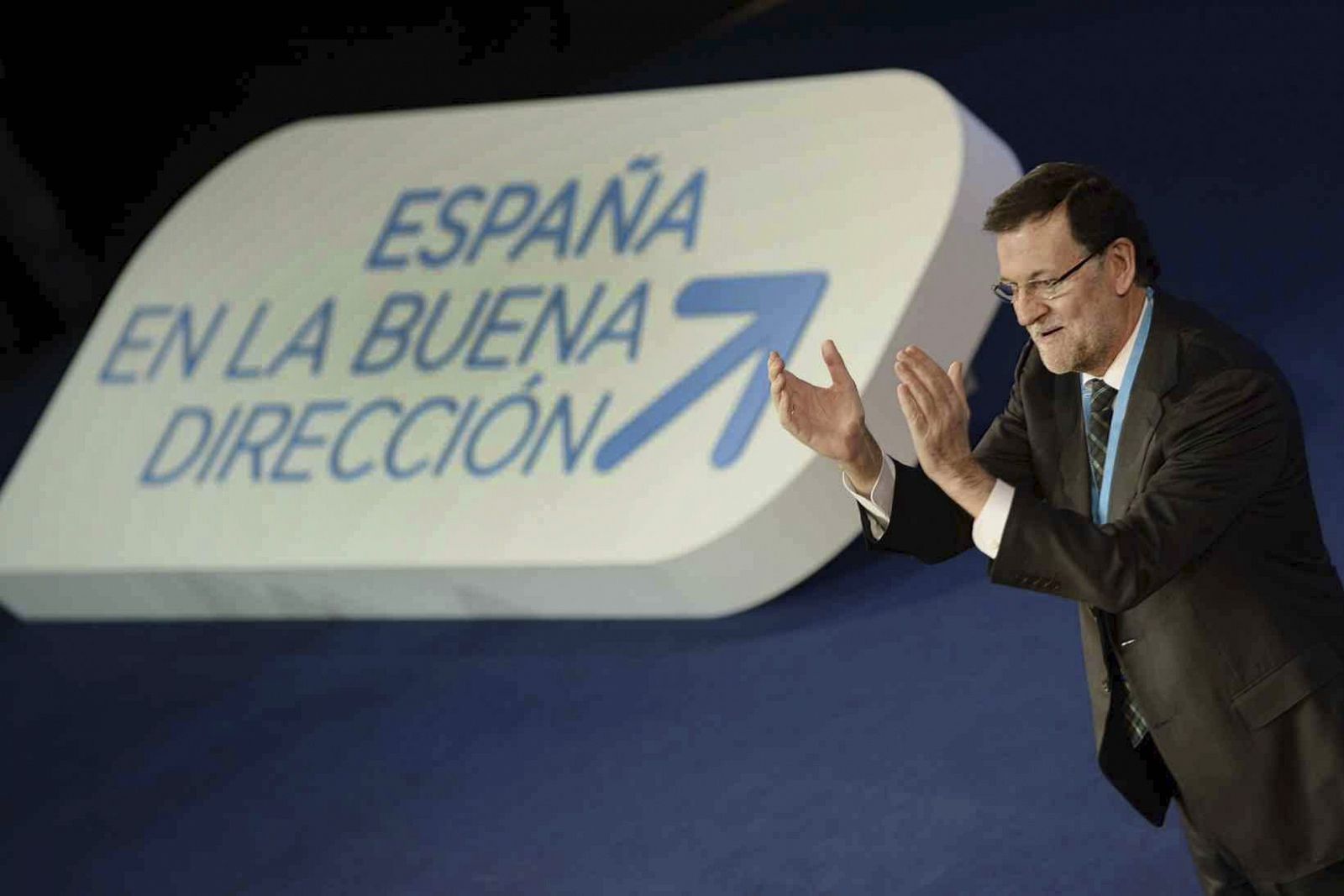 El presidente del Gobierno, Marian Rajoy, saluda a los asistentes a la Convención Nacional del PP.