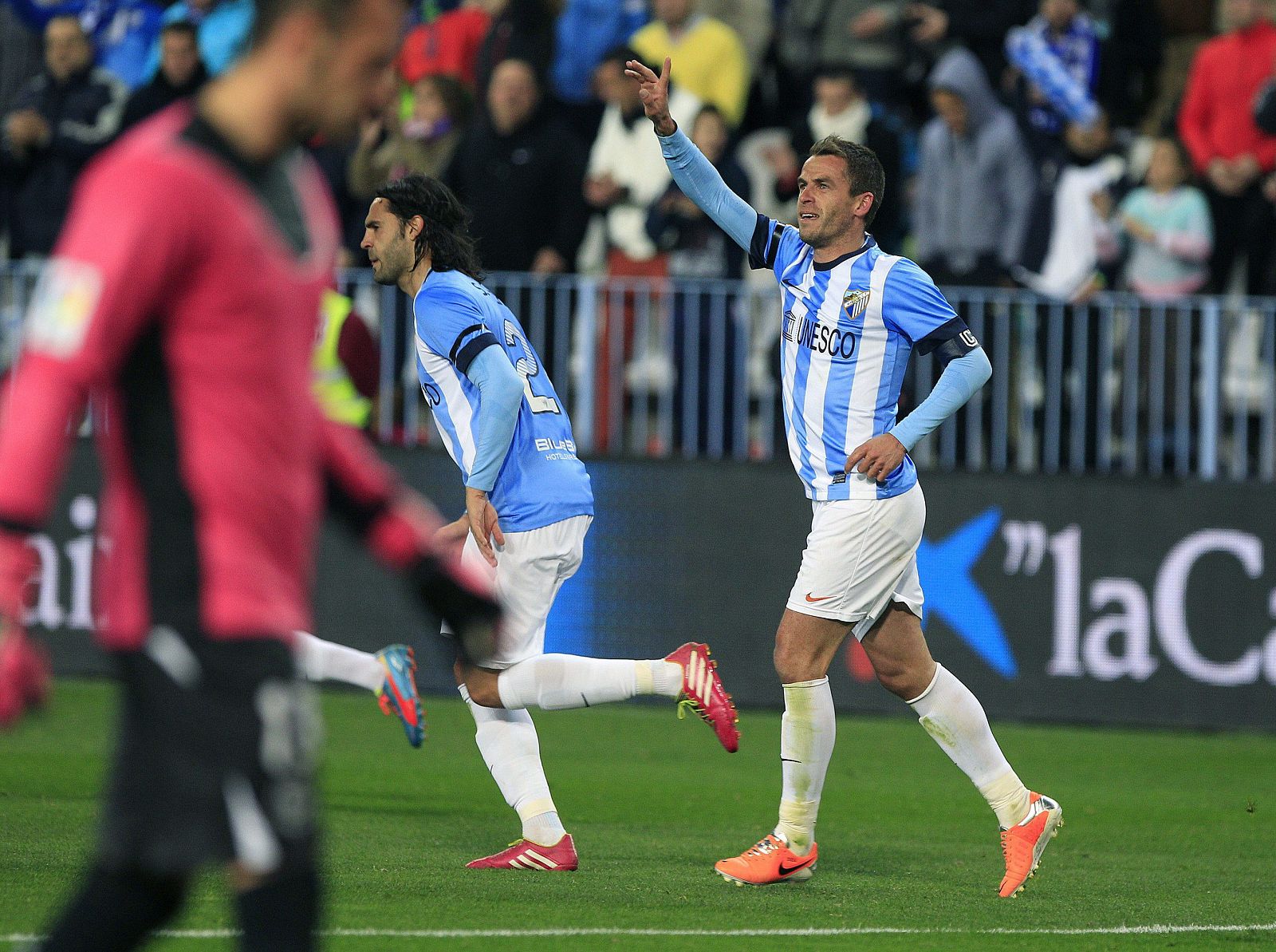 El centrocampista portugués del Málaga Sergio Barbosa "Duda" (d) celebra tras marcar el primer gol ante el Sevilla