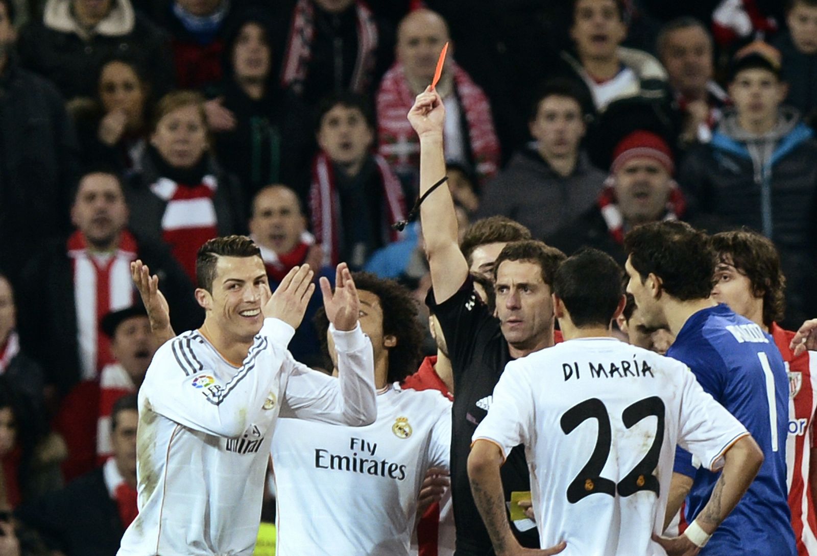 Cristiano Ronaldo protesta al ver la roja por parte de Ayza Gámez en el partido contra el Athletic