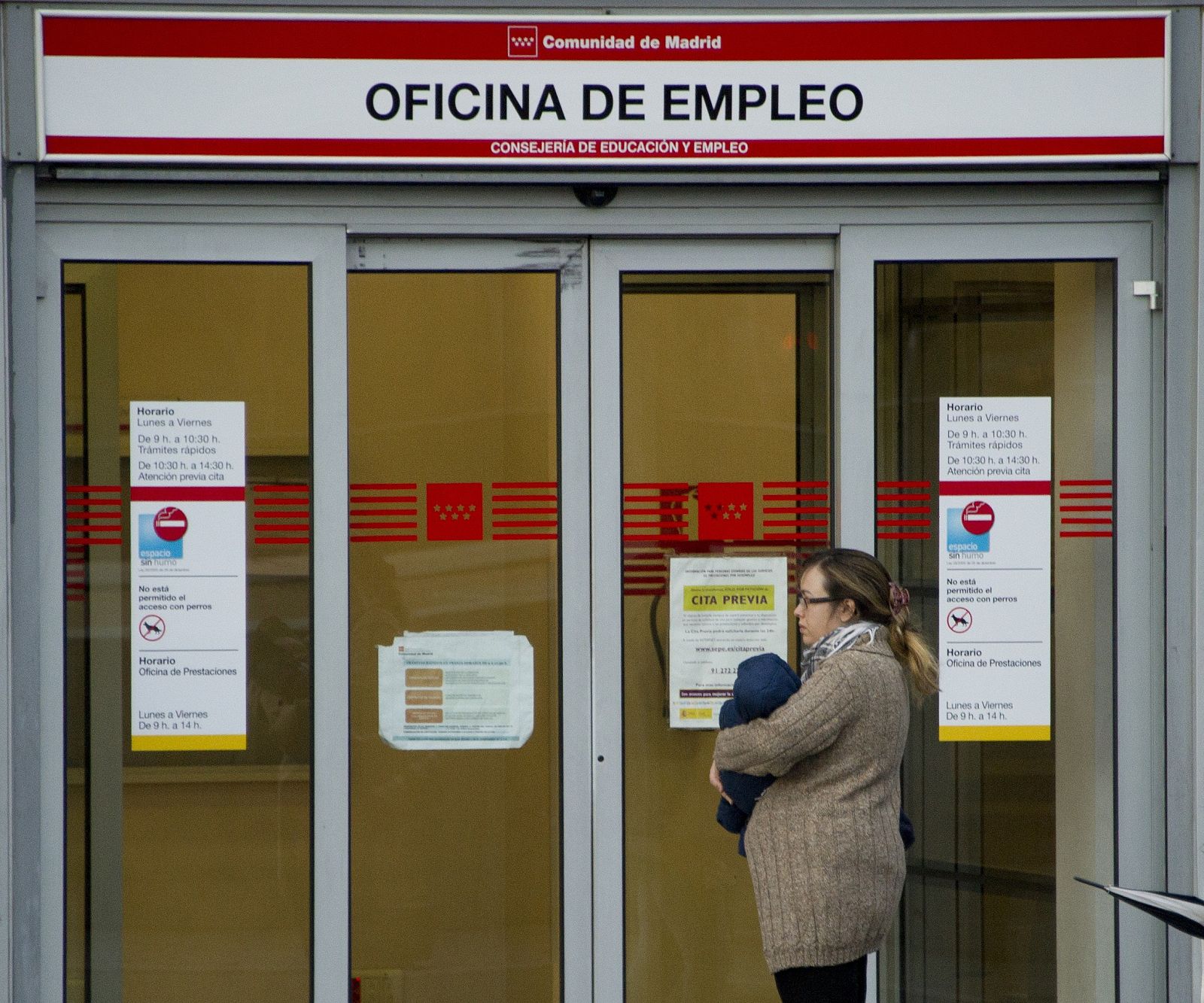 Imagen de archivo de una mujer delante de una oficina de empleo de la Comunidad de Madrid