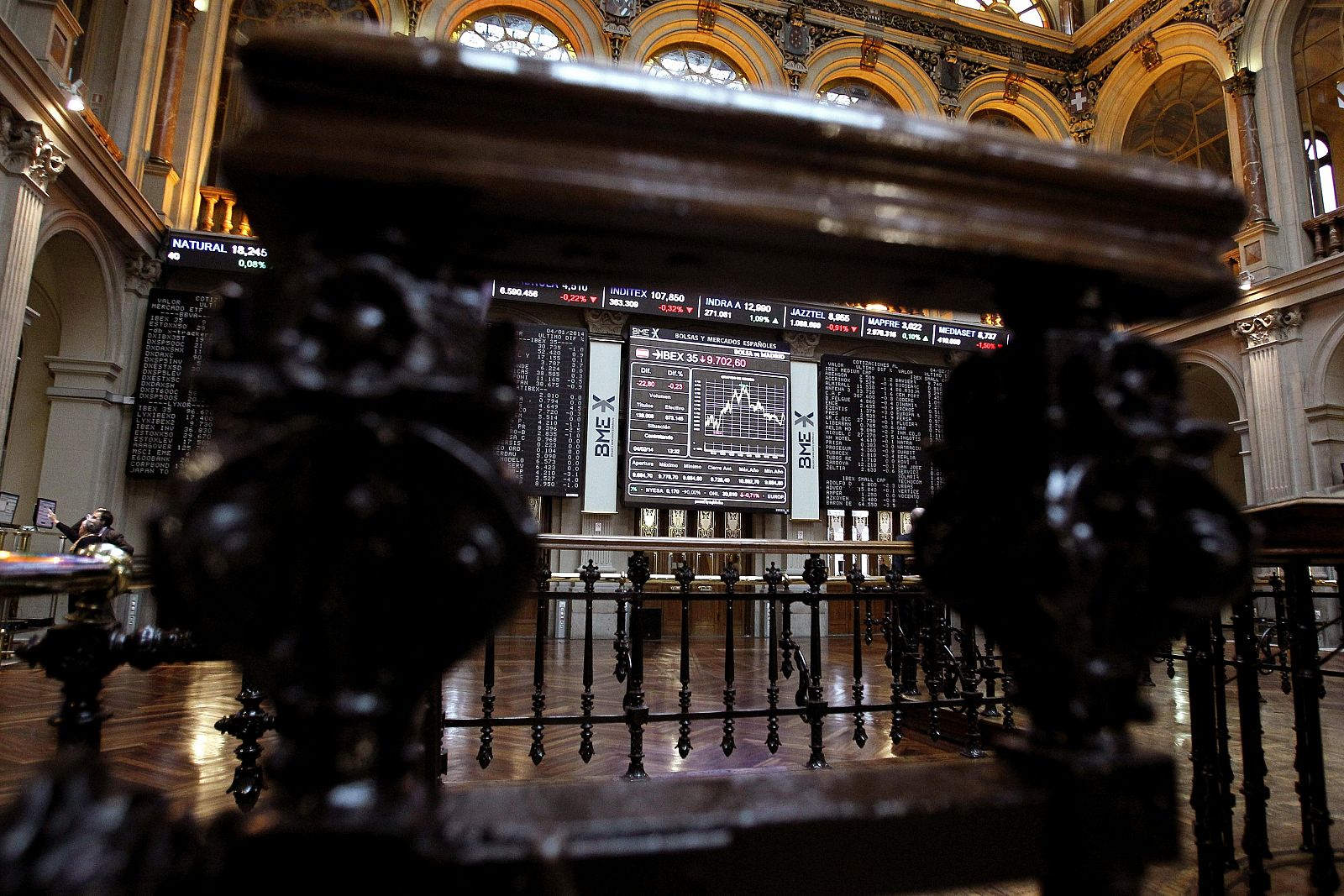 Pantalla instalada en la bolsa de Madrid, que muestra el principal indicador de la bolsa española, el IBEX 35