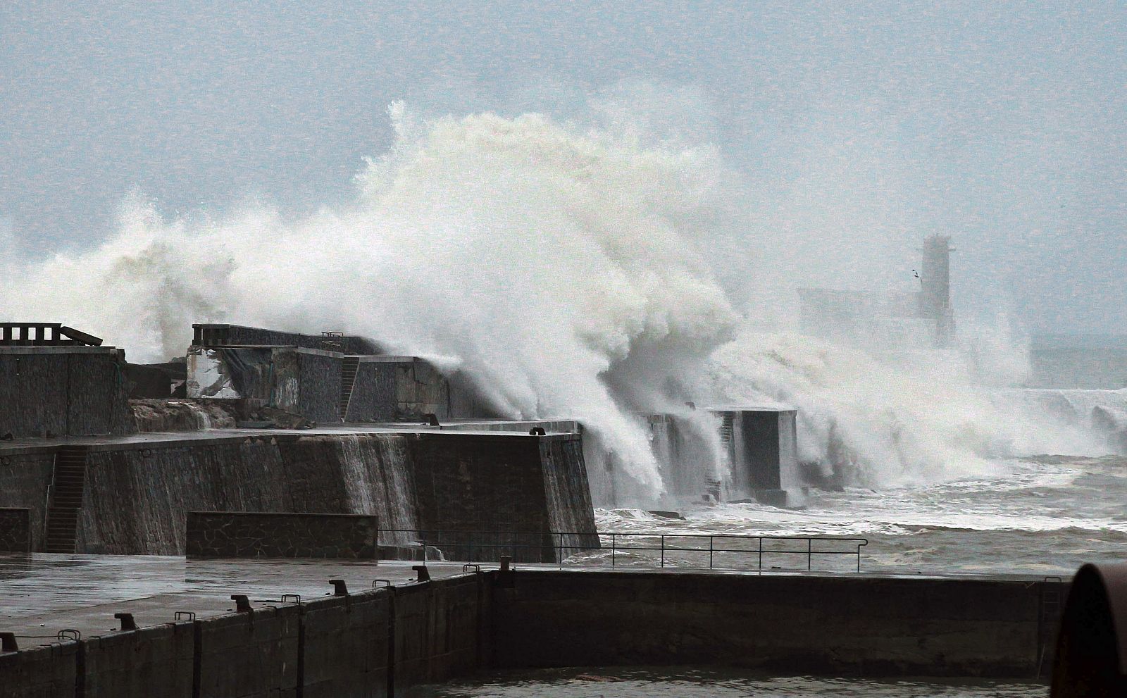 El oleaje destroza partes del muro del puerto de Bermeo