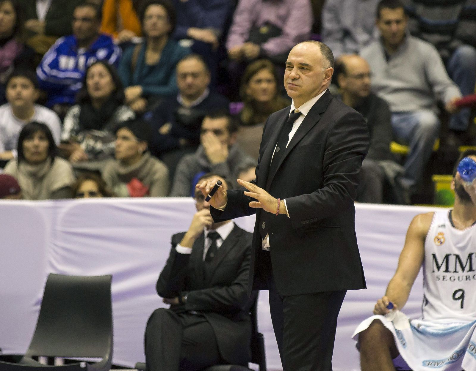 El entrenador del Real Madrid, Pablo Laso, da instrucciones a sus jugadores