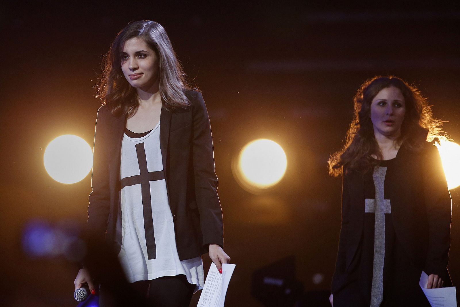 Las integrantes de la banda rusa feminista de punk rock Pussy Riot,  Maria Alyokhina y Nadezhda Tolokonnikova, durante un concierto de Amnistía Internacional "Bringing Human Rights Home" (Trayendo los derechos humanos a casa) en el Barclays Center en