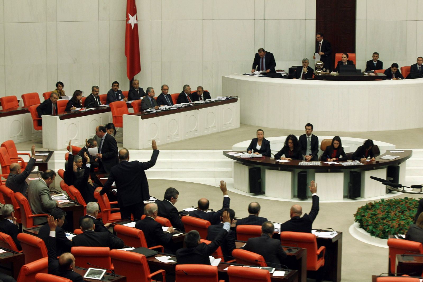 Diputados del Parlamento turco votan la ley sobre internet, en Ankara