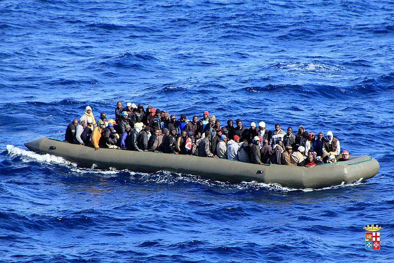 Un barco con decenas de migrantes cerca de la costa de Lampedusa.