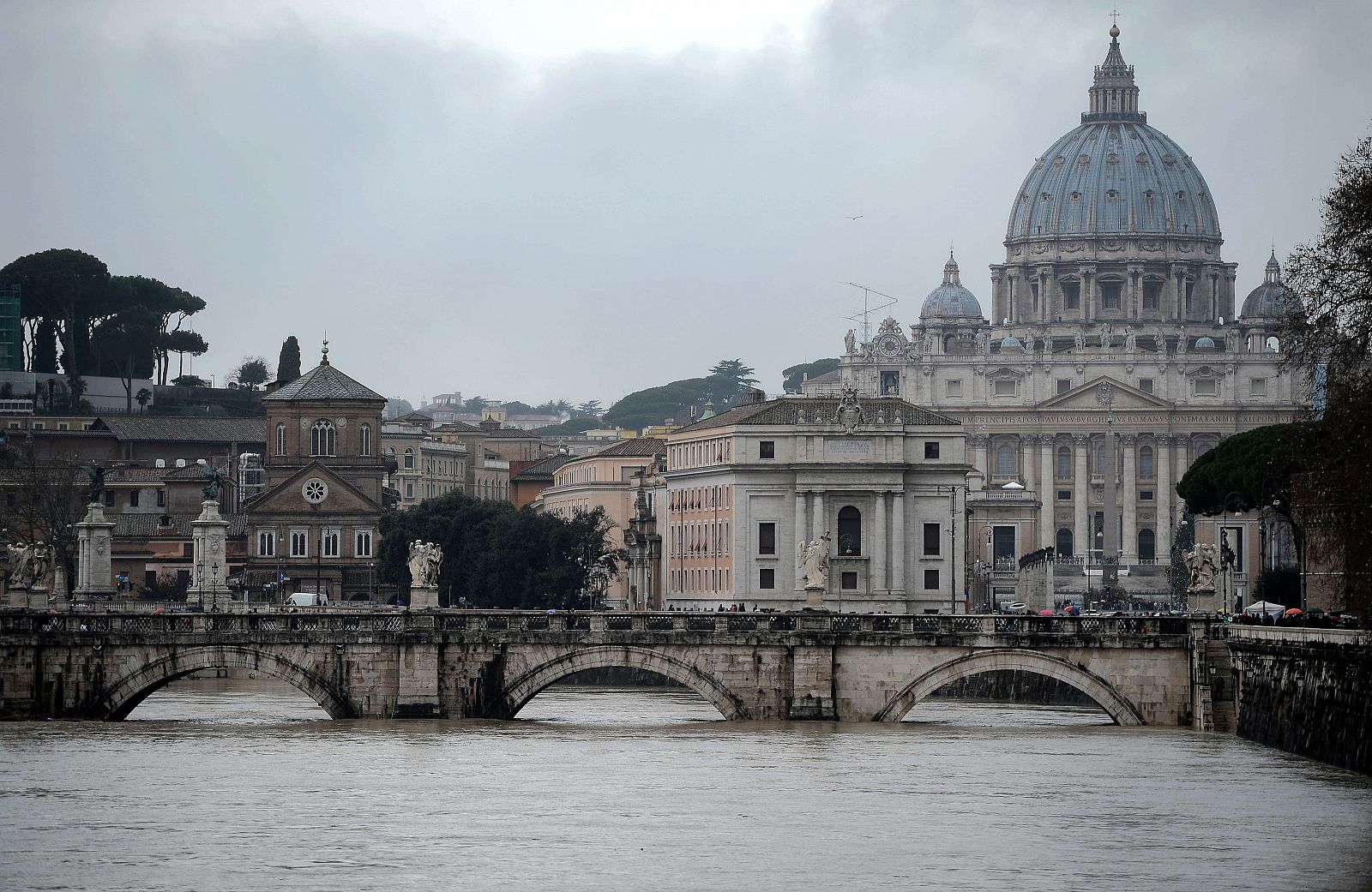 Imágen del rio Tiber a su paso cerca del Vaticano en Roma