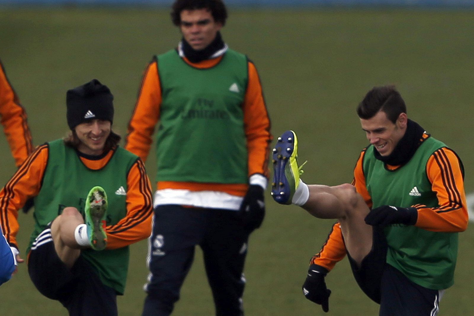 Modric y Bale, en el entrenamiento de este viernes.
