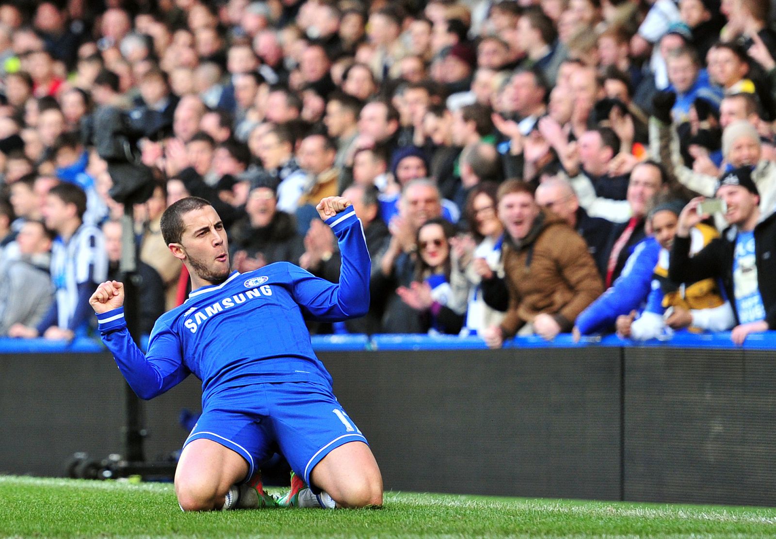 El jugador del Chelsea, Eden Hazard, celebra uno de los tres goles que ha marcado al Newcastle.