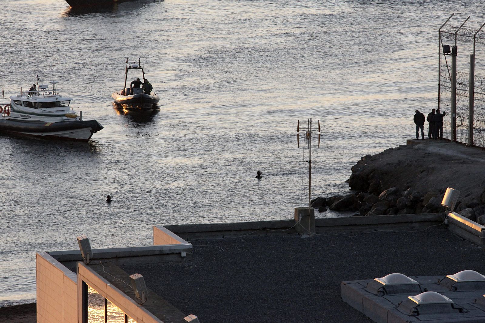 Miembros de la Guardia Civil realizan labores de vigilancia por mar y tierra.