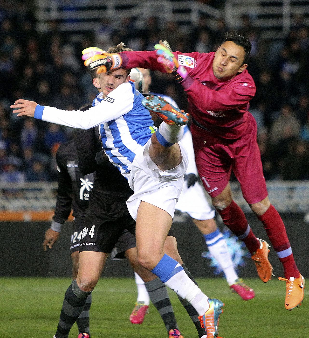 El delantero francés de la Real Sociedad, Antoine Griezmann, lucha un balón con el costarricense Keylor Navas.