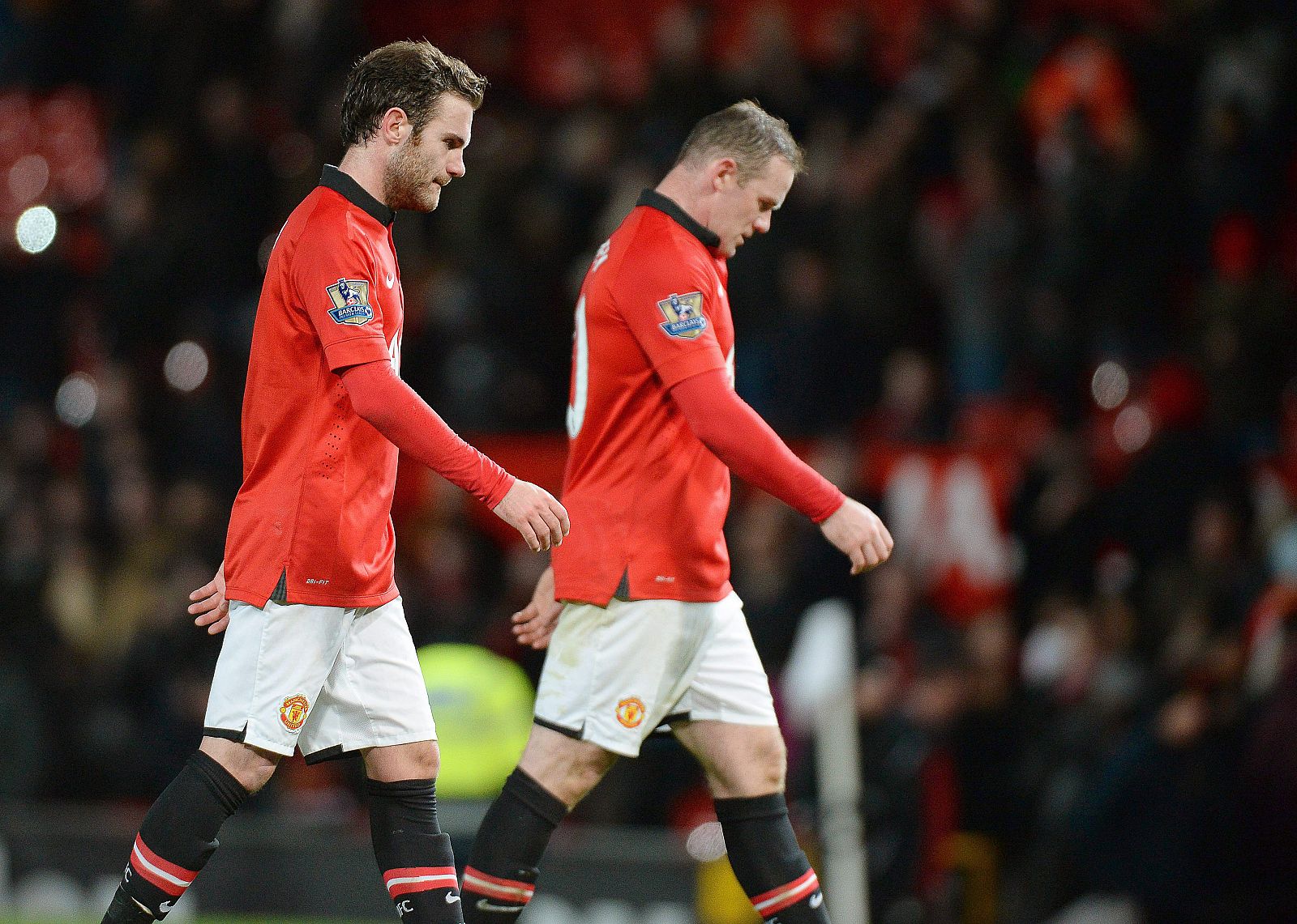 Mata y Rooney abandonan el partido cabizbajos.