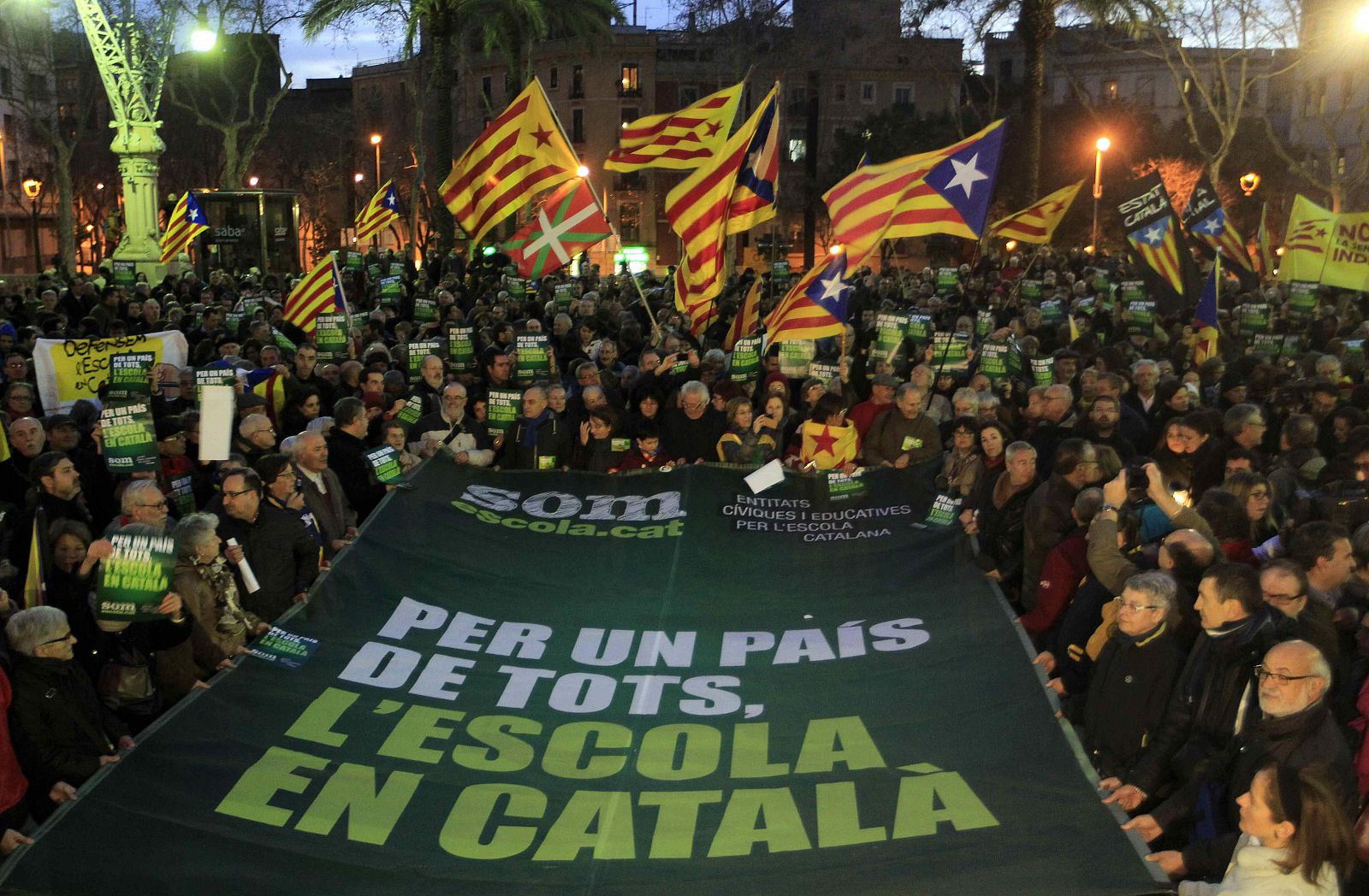 Los manifestantes, en el paseo Lluís Companys de Barcelona, en protesta por el auto del TSJC.